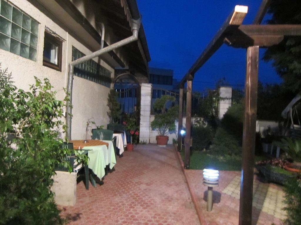 Къща за гости Делфини Hotel Варна Екстериор снимка